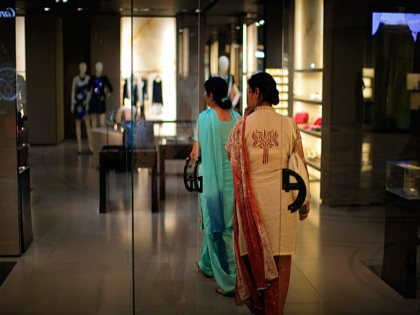 5. Ấn Độ Xếp hạng năm 2011: 4 Dân số: ước tính 1,2 tỷ người (tháng7/2012) GDP bình quân đầu người: 3.700 USD (2011) Thay đổi lớn trong quy định đầu tư trực tiếp nước ngoài của Ấn Độ đã khiến các nhà bán lẻ rút khỏi nước này hoặc cải tiến chiến lược của họ. Tuy nhiên, Ấn Độ vẫn là một thị trường tiềm năng cao. Mặc dù có những thay đổi trong quy định nhưng nhiều hệ thống bán lẻ như Starbucks và Dunkin 'Donuts gần đây đã bước vào thị trường này. Các hãng khác Wal-Mart, Carrefour, Metro, Zara, Mango đang có kế hoạch mở rộng hoạt động ở Ấn Độ.