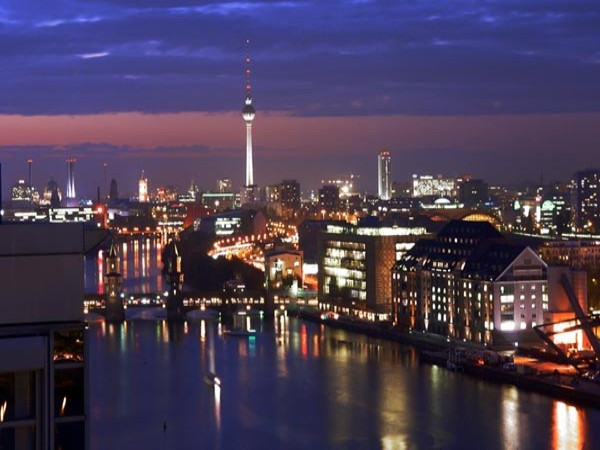 14. Đức Nợ nước ngoài (% so với GDP): 183,9% Tổng nợ nước ngoài: 5,674 nghìn tỷ USD GDP năm 2011 (ước tính): 3,085 nghìn tỷ USD Nợ nước ngoài bình quân đầu người: 69.788 USD