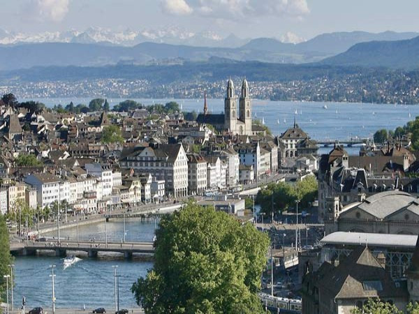 3. Thụy Sĩ Nợ nước ngoài (% so với GDP): 391,3% Tổng nợ nước ngoài: 1,332 nghìn tỷ USD GDP năm 2011 (ước tính): 340,5 tỷ USD Nợ nước ngoài bình quân đầu người: 174.022 USD