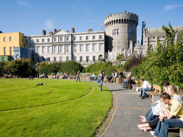 1. Ireland Nợ nước ngoài (% so với GDP): 1.239% Tổng nợ nước ngoài: 2,26 nghìn tỷ USD GDP năm 2011 (ước tính): 182,1 tỷ USD Nợ nước ngoài bình quân đầu người: 478.087 USD