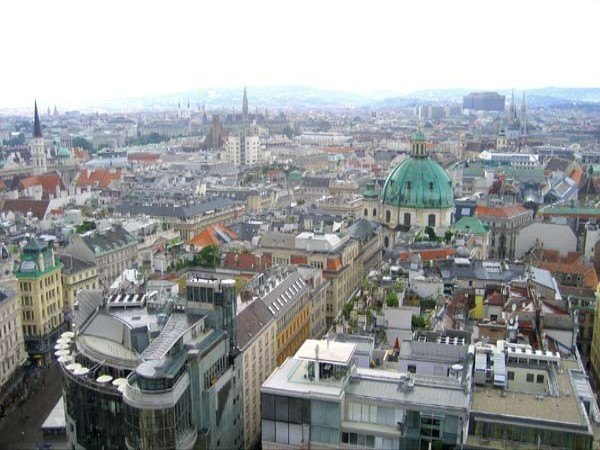 12. Áo Nợ nước ngoài (% so với GDP): 241,3% Tổng nợ nước ngoài: 847,95 tỷ USD GDP năm 2011 (ước tính): 351,4 tỷ USD Nợ nước ngoài bình quân đầu người: 103.160 USD