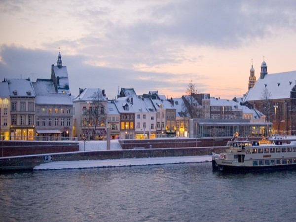 4. Hà Lan Nợ nước ngoài (% so với GDP): 367% Tổng nợ nước ngoài: 2,590 nghìn tỷ USD GDP năm 2011 (ước tính): 705,7 tỷ USD Nợ nước ngoài bình quân đầu người: 154.820 USD