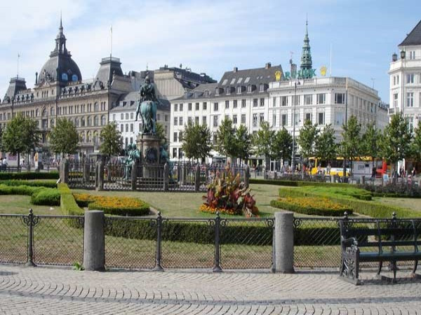 6. Đan Mạch Nợ nước ngoài (% so với GDP): 283,2% Tổng nợ nước ngoài: 591,4 tỷ USD GDP năm 2011 (ước tính): 208,8 tỷ USD Nợ nước ngoài bình quân đầu người: 106.680 USD