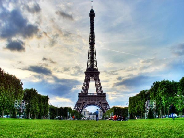 9. Pháp Nợ nước ngoài (% so với GDP): 254,4% Tổng nợ nước ngoài: 5,632 nghìn tỷ USD GDP năm 2011 (ước tính): 2,21 nghìn tỷ USD Nợ nước ngoài bình quân đầu người: 85.824 USD