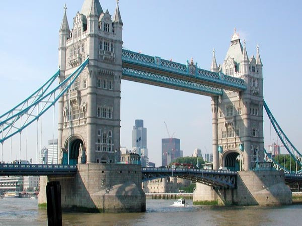 2. Vương quốc Anh Nợ nước ngoài (% so với GDP): 451,4% Tổng nợ nước ngoài: 10,157 nghìn tỷ USD GDP năm 2011 (ước tính): 2,250 nghìn tỷ USD Nợ nước ngoài bình quân đầu người: $ 161.110