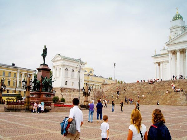 11. Phần Lan Nợ nước ngoài (% so với GDP): 244,8% Tổng nợ nước ngoài: 478,84 tỷ USD GDP năm 2011 (ước tính): 195,6 tỷ USD Nợ nước ngoài bình quân đầu người: 90.984 USD