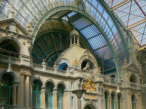 5. Bỉ Nợ nước ngoài (% so với GDP): 353,7% Tổng nợ nước ngoài: 1,457 nghìn tỷ USD GDP năm 2011 (ước tính): $ 412 tỷ USD Nợ nước ngoài bình quân đầu người: 139.613 USD