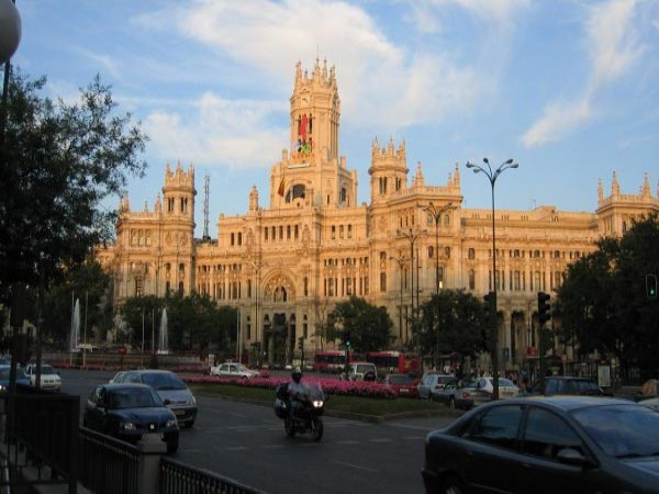 16. Tây Ban Nha Nợ nước ngoài (% so với GDP): 169,5% Tổng nợ nước ngoài: 2,392 nghìn tỷ USD GDP năm 2011 (ước tính): 1,411 nghìn tỷ USD Nợ nước ngoài bình quân đầu người: 50.868 USD