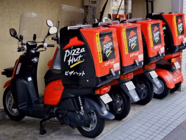 Pizza Hut cũng không phải là rẻ. Một chiếc bánh ở Tokyo chi phí gần 25 USD, cao hơn 10 USD so với giá ở Manhattan.