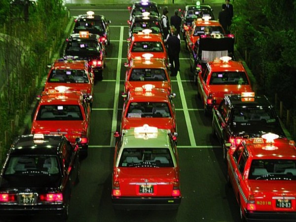 Giá taxi ở đây cao “ngất trời”. Với quãng đường chỉ có 3 km, bạn phải trả chi phí 14,15 USD, bằng 150% giá ở thành phố New York. Giá taxi ở đây cao “ngất trời”. Với quãng đường chỉ có 3 km, bạn phải trả chi phí 14,15 USD, bằng 150% giá ở thành phố New York.