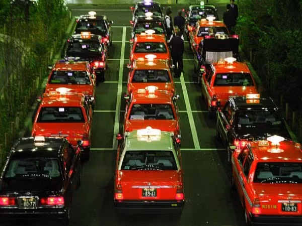 Giá taxi ở đây cao “ngất trời”. Với quãng đường chỉ có 3 km, bạn phải trả chi phí 14,15 USD, bằng 150% giá ở thành phố New York.