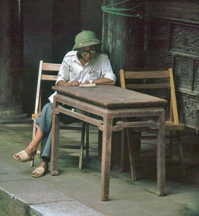 Người thu vé Văn Miếu - Quốc Tử Giám. Người thu vé Văn Miếu - Quốc Tử Giám.