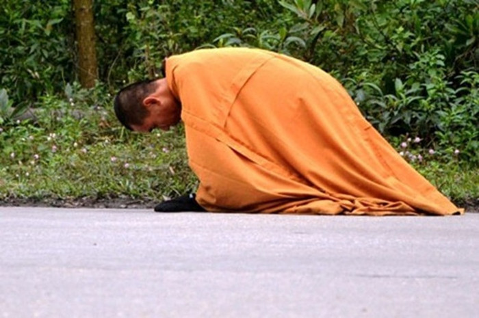 Trên đường nhất bộ nhất bái, nhà sư “Nhất bộ nhất bái” đã có những buổi thuyết giảng Phật pháp tại một số chùa như: chùa Giai Lam (Hà Tĩnh) ngày 30-10-2011, chùa Mậu Chữ (Hà Nam) ngày 24-6-2012 … Trên đường nhất bộ nhất bái, nhà sư “Nhất bộ nhất bái” đã có những buổi thuyết giảng Phật pháp tại một số chùa như: chùa Giai Lam (Hà Tĩnh) ngày 30-10-2011, chùa Mậu Chữ (Hà Nam) ngày 24-6-2012 …