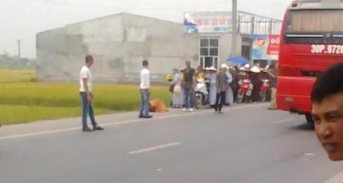 Những hình ảnh mới nhất về nhà sư mới được ghi lại khi ông đi đến địa phận huyện Đông Triều, Quảng Ninh.