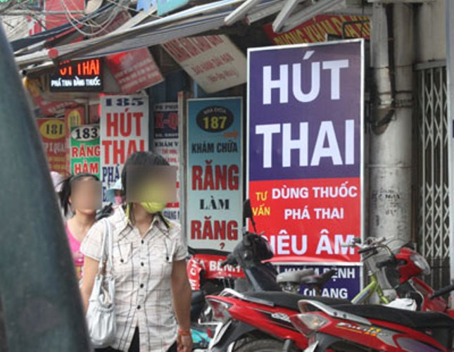 Dịch vụ hút, phá thai được quảng cáo nhiều nơi trên đường phố. Dịch vụ hút, phá thai được quảng cáo nhiều nơi trên đường phố.