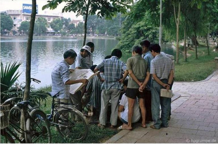 Chơi cờ vua ở bờ hồ. Chơi cờ vua ở bờ hồ.