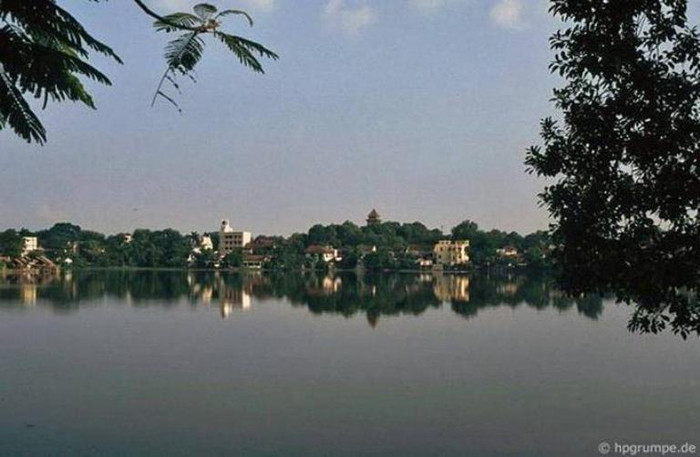 Một góc hồ Tây. Một góc hồ Tây.