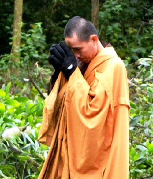 Như vậy, hành trình hơn 3 năm ròng rã “Nhất bộ nhất bái” với nhiều vất vả, cục nhọc nhưng cũng không ít “chuyện lùm xùm” liên quan tới đoàn tháp tùng của Đại đức Thích Tâm Mẫn đã gần như hoàn tất. Như vậy, hành trình hơn 3 năm ròng rã “Nhất bộ nhất bái” với nhiều vất vả, cục nhọc nhưng cũng không ít “chuyện lùm xùm” liên quan tới đoàn tháp tùng của Đại đức Thích Tâm Mẫn đã gần như hoàn tất.