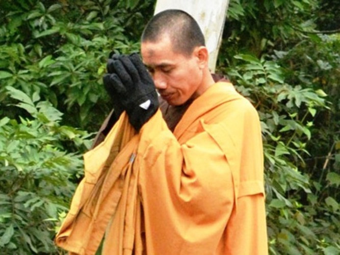Ngày 14/11, khi nhà sư đi tới địa phận Suối Tắm (Yên Tử), giao thông nơi này đã bị tắc nghẽn. Đoàn tháp tùng nhà sư được yêu cầu đeo thẻ do Ban quản lý chùa Yên Tử cấp, với đầy đủ thông tin về tên tuổi, quê quán... Ngày 14/11, khi nhà sư đi tới địa phận Suối Tắm (Yên Tử), giao thông nơi này đã bị tắc nghẽn. Đoàn tháp tùng nhà sư được yêu cầu đeo thẻ do Ban quản lý chùa Yên Tử cấp, với đầy đủ thông tin về tên tuổi, quê quán...