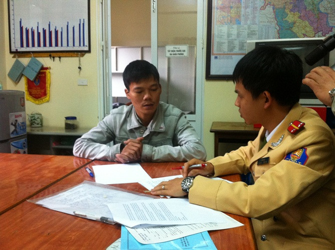 Nguyễn Đăng Hưng (SN 1980, trú quán tại Vĩnh Quỳnh – Thanh Trì – Hà Nội) tại cơ quan công an. Nguyễn Đăng Hưng (SN 1980, trú quán tại Vĩnh Quỳnh – Thanh Trì – Hà Nội) tại cơ quan công an.