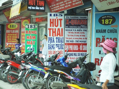 Những phòng khám thai mọc "nhan nhản" ở dốc Phụ Sản, Hà Nội. Những phòng khám thai mọc "nhan nhản" ở dốc Phụ Sản, Hà Nội.
