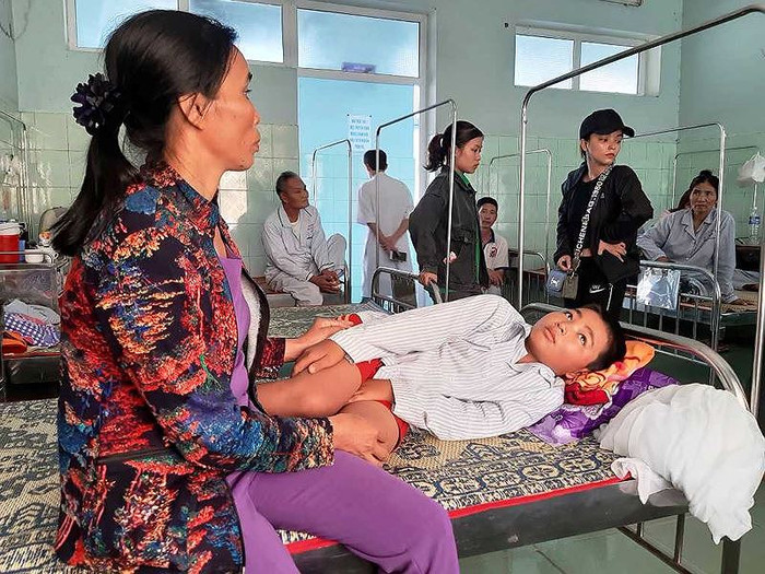 Cháu bé bị "xích cổ" ở lớp học, báo cáo của phòng giáo dục Trực Ninh ảnh 2 Cháu bé bị "xích cổ" ở lớp học, báo cáo của phòng giáo dục Trực Ninh ảnh 2