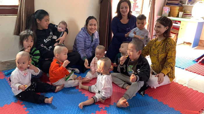 Cô Hiền (áo tím) luôn cố gắng hết khả năng của bản thân để hỗ trợ các em có hoàn cảnh khó khăn. (Ảnh: NVCC) Cô Hiền (áo tím) luôn cố gắng hết khả năng của bản thân để hỗ trợ các em có hoàn cảnh khó khăn. (Ảnh: NVCC)