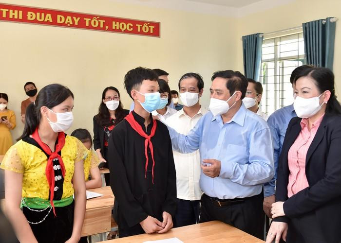 Thủ tướng trò chuyện cùng các em học sinh Trường Phổ thông Dân tộc nội trú Trung học cơ sở Định Hóa, Thái Nguyên. Ảnh: VGP Thủ tướng trò chuyện cùng các em học sinh Trường Phổ thông Dân tộc nội trú Trung học cơ sở Định Hóa, Thái Nguyên. Ảnh: VGP