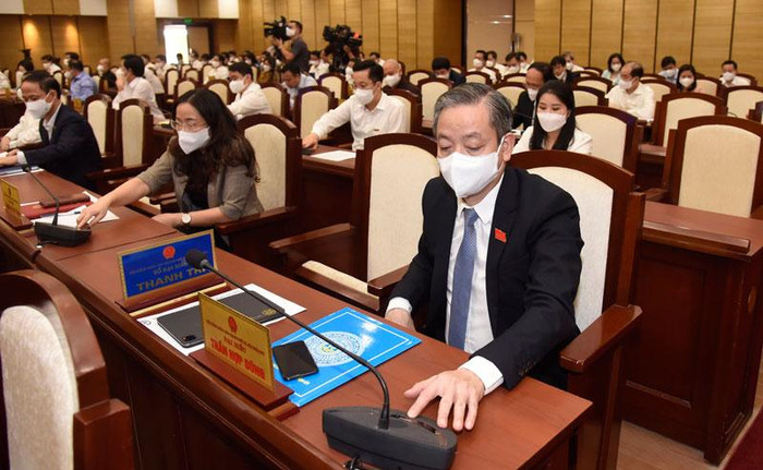 Các đại biểu Hội đồng nhân dân thành phố Hà Nội biểu quyết thông qua các nghị quyết tại kỳ họp. Các đại biểu Hội đồng nhân dân thành phố Hà Nội biểu quyết thông qua các nghị quyết tại kỳ họp.