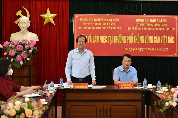 Bộ trưởng Nguyễn Kim Sơn phát biểu trong cuộc làm việc với cán bộ, giáo viên Trường Phổ thông Vùng cao Việt Bắc (ảnh: Bộ Giáo dục và Đào tạo)