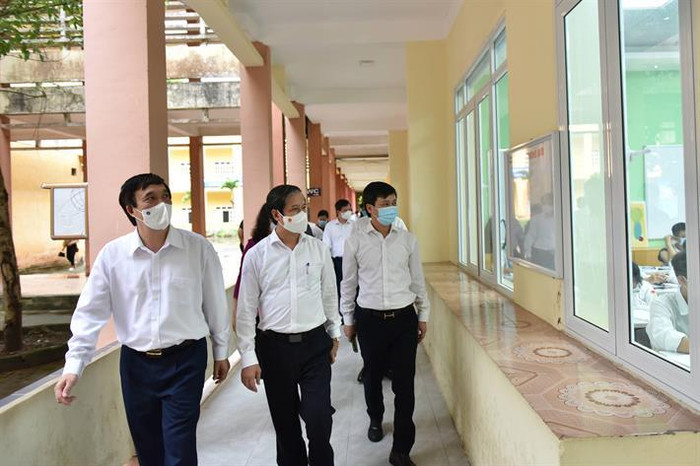 Bộ trưởng Nguyễn Kim Sơn thăm Trường Trung học phổ thông Chuyên Hùng Vương (tỉnh Phú Thọ) (ảnh: Bộ Giáo dục và Đào tạo) Bộ trưởng Nguyễn Kim Sơn thăm Trường Trung học phổ thông Chuyên Hùng Vương (tỉnh Phú Thọ) (ảnh: Bộ Giáo dục và Đào tạo)