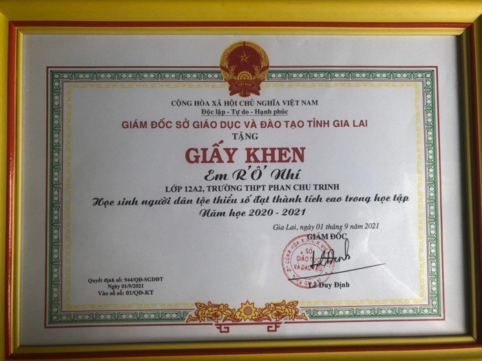 Em R' Ô Nhí cũng được Giám đốc Sở Giáo dục và Đào tạo Gia Lai khen tặng danh hiệu “Học sinh người dân tộc thiểu số đạt thành tích cao trong học tập năm học 2020-2021 Em R' Ô Nhí cũng được Giám đốc Sở Giáo dục và Đào tạo Gia Lai khen tặng danh hiệu “Học sinh người dân tộc thiểu số đạt thành tích cao trong học tập năm học 2020-2021