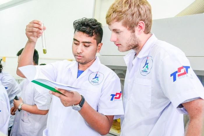 Môi trường quốc tế trong hoạt động là tiêu chuẩn thứ 2 mà Trường Đại học Tôn Đức Thắng đã đạt được ngoài cơ sở vật chất đạt chuẩn quốc tế. (ảnh: tdtu.edu.vn) Môi trường quốc tế trong hoạt động là tiêu chuẩn thứ 2 mà Trường Đại học Tôn Đức Thắng đã đạt được ngoài cơ sở vật chất đạt chuẩn quốc tế. (ảnh: tdtu.edu.vn)