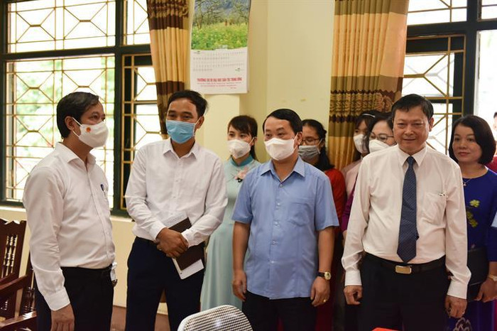 Bộ trưởng Bộ Giáo dục và Đào tạo Nguyễn Kim Sơn và Bộ trưởng, Chủ nhiệm Ủy ban dân tộc Hầu A Lềnh thăm và làm việc tại Trường Dự bị Đại học Dân tộc Trung ương (ảnh: Bộ Giáo dục và Đào tạo) Bộ trưởng Bộ Giáo dục và Đào tạo Nguyễn Kim Sơn và Bộ trưởng, Chủ nhiệm Ủy ban dân tộc Hầu A Lềnh thăm và làm việc tại Trường Dự bị Đại học Dân tộc Trung ương (ảnh: Bộ Giáo dục và Đào tạo)