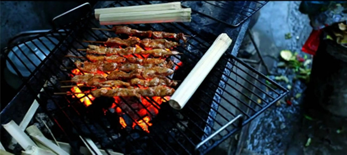 Du khách đến đây sẽ không cưỡng lại nổi trước những món ăn hấp dẫn.