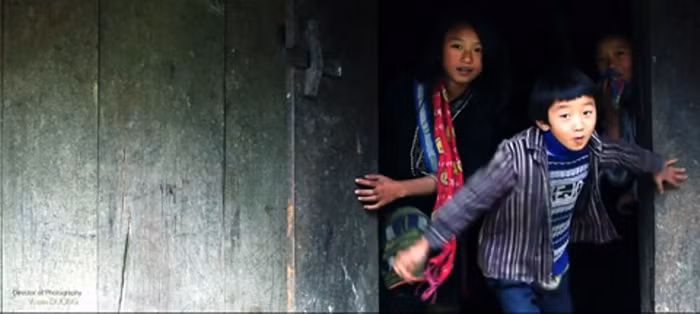 Những em bé hồn nhiên nô đùa.