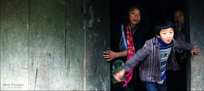 Những em bé hồn nhiên nô đùa.