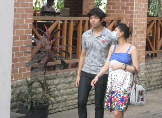 Cô gái có bầu đeo khẩu trang chính là Quỳnh Anh >Ảnh Tim và Quỳnh Anh đi mua đồ sơ sinh Cô gái có bầu đeo khẩu trang chính là Quỳnh Anh >Ảnh Tim và Quỳnh Anh đi mua đồ sơ sinh