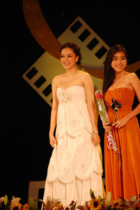 Nguyễn Thị Huyền và Elly Trần tại lễ trao giải Cánh diều vàng >Bằng chứng cho thấy Nguyễn Thị Huyền không mang bầu Nguyễn Thị Huyền và Elly Trần tại lễ trao giải Cánh diều vàng >Bằng chứng cho thấy Nguyễn Thị Huyền không mang bầu