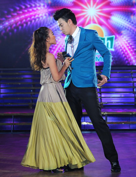 Đoan Trang nhỏ bé nhưng hoàn toàn lấn át giọng hát của Tuấn Tú Đoan Trang nhỏ bé nhưng hoàn toàn lấn át giọng hát của Tuấn Tú