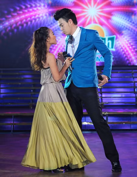 Đoan Trang nhỏ bé nhưng hoàn toàn lấn át giọng hát của Tuấn Tú