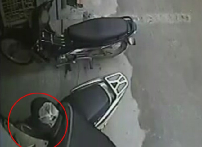 Thời cơ đã đến, hắn quay lại bẻ khóa. Thời cơ đã đến, hắn quay lại bẻ khóa.