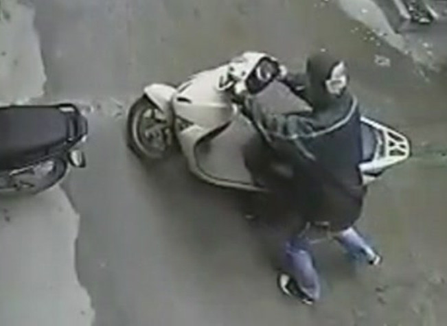 Chỉ mất 10 giây, tên trộm đã giắt được xe ra và nhanh chóng tẩu thoát. Chỉ mất 10 giây, tên trộm đã giắt được xe ra và nhanh chóng tẩu thoát.