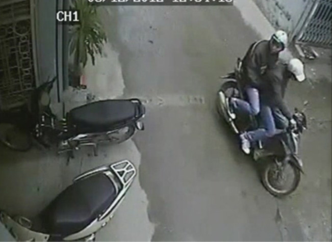 Hai tên trộm đang lòng vòng kiếm hàng thì thấy một chiếc xe để bên đường. Hai tên trộm đang lòng vòng kiếm hàng thì thấy một chiếc xe để bên đường.