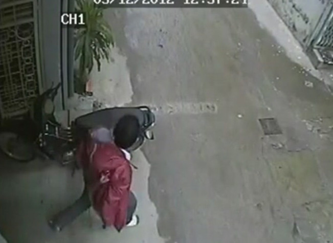 Chủ xe hốt hoảng đuổi theo... Chủ xe hốt hoảng đuổi theo...