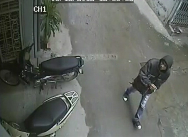 Một tên xuống xe giả vờ đi bộ ngang qua rình mò. Một tên xuống xe giả vờ đi bộ ngang qua rình mò.