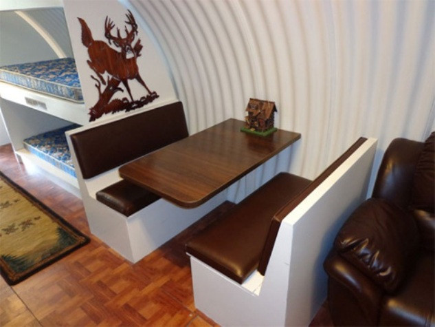 Khu vực ăn uống bên trong một chiếc hầm trú ẩn. Khu vực ăn uống bên trong một chiếc hầm trú ẩn.