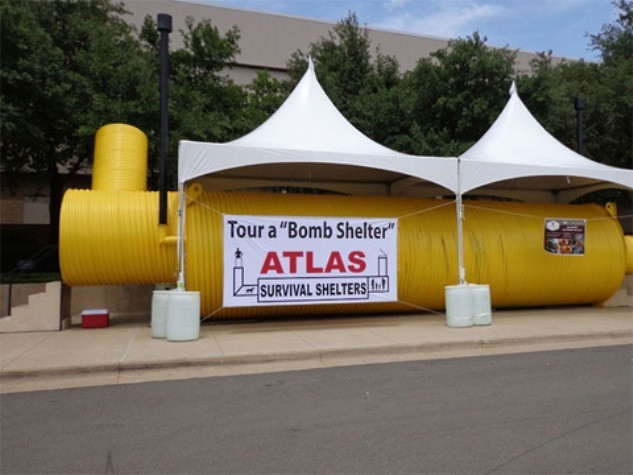 Chiếc hầm trú ẩn được đặt trưng bày cạnh một con đường tại Montebello, bang California. Chiếc hầm trú ẩn được đặt trưng bày cạnh một con đường tại Montebello, bang California.