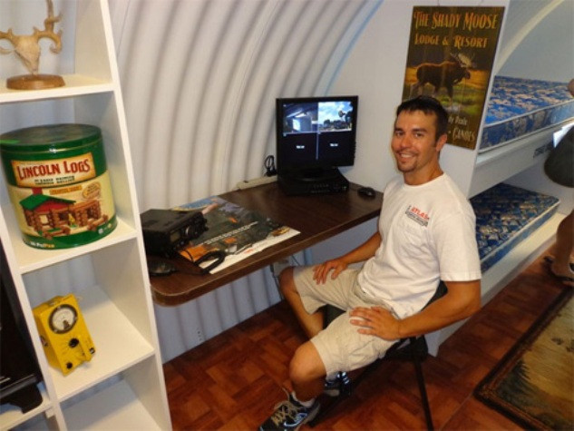 Kể từ khi Tổng thống Barack Obama tái đắc cử, Ron đã bán được một chiếc hầm trú ẩn mỗi ngày. Nhiều người lo sợ trước sự sụp đổ của nền kinh tế, trong khi những người khác chỉ đơn giản muốn có một chiếc đề phòng khi một điều gì đó thảm khốc xảy ra. Trong ảnh là một người đàn ông đang nói về cách mà hệ thống máy tính cho phép con người theo dõi những gì đang xảy ra trên mặt đất. Kể từ khi Tổng thống Barack Obama tái đắc cử, Ron đã bán được một chiếc hầm trú ẩn mỗi ngày. Nhiều người lo sợ trước sự sụp đổ của nền kinh tế, trong khi những người khác chỉ đơn giản muốn có một chiếc đề phòng khi một điều gì đó thảm khốc xảy ra. Trong ảnh là một người đàn ông đang nói về cách mà hệ thống máy tính cho phép con người theo dõi những gì đang xảy ra trên mặt đất.