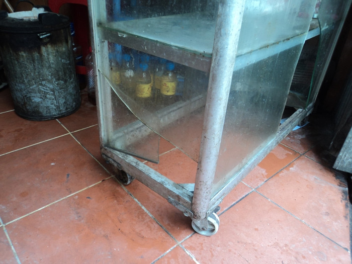 Anh Tuất cũng chỉ cho chúng tôi thấy những mảnh kính tủ hàng của anh bị vỡ, một vết lõm với đường kính khoảng 10 cm trên nền nhà (cách cửa ra vào khoảng 1 m) - "sản phẩm của vụ nổ cách đây khoảng 1 tháng. Anh Tuất cũng chỉ cho chúng tôi thấy những mảnh kính tủ hàng của anh bị vỡ, một vết lõm với đường kính khoảng 10 cm trên nền nhà (cách cửa ra vào khoảng 1 m) - "sản phẩm của vụ nổ cách đây khoảng 1 tháng.